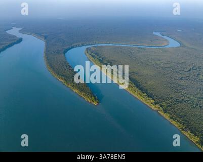 Ein Blick aus der Vogelperspektive auf die Sundarbans mit dem weltweit größten Mangrovenwald in Bagerhat, Bangladesch. Stockfoto