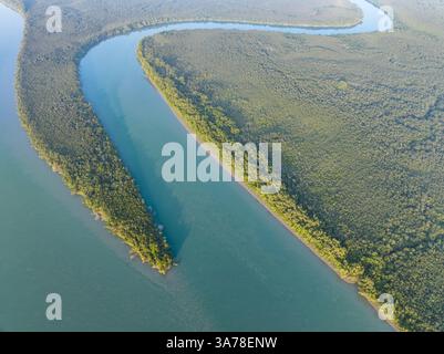 Ein Blick aus der Vogelperspektive auf die Sundarbans mit dem weltweit größten Mangrovenwald in Bagerhat, Bangladesch. Stockfoto