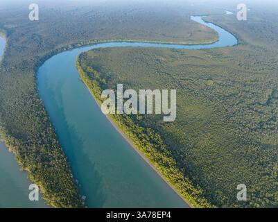 Ein Blick aus der Vogelperspektive auf die Sundarbans mit dem weltweit größten Mangrovenwald in Bagerhat, Bangladesch. Stockfoto