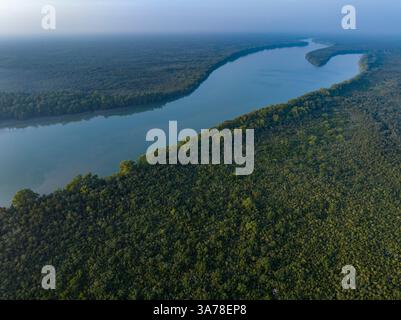 Ein Blick aus der Vogelperspektive auf die Sundarbans mit dem weltweit größten Mangrovenwald in Bagerhat, Bangladesch. Stockfoto