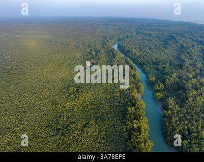Ein Blick aus der Vogelperspektive auf die Sundarbans mit dem weltweit größten Mangrovenwald in Bagerhat, Bangladesch. Stockfoto