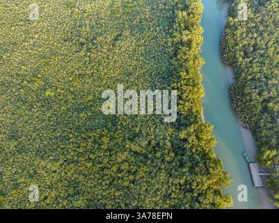 Ein Blick aus der Vogelperspektive auf die Sundarbans mit dem weltweit größten Mangrovenwald in Bagerhat, Bangladesch. Stockfoto