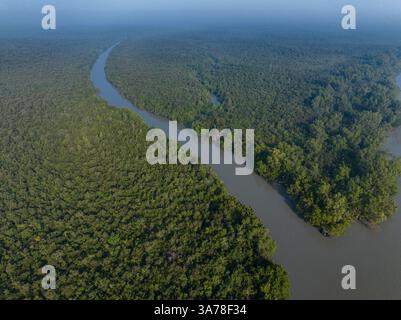 Ein Blick aus der Vogelperspektive auf die Sundarbans mit dem weltweit größten Mangrovenwald in Bagerhat, Bangladesch. Stockfoto