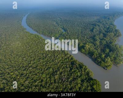 Ein Blick aus der Vogelperspektive auf die Sundarbans mit dem weltweit größten Mangrovenwald in Bagerhat, Bangladesch. Stockfoto