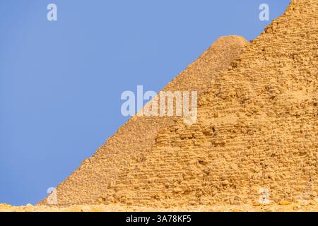 Gizeh, Ägypten, Panoramablick auf zwei der großen Pyramiden, Cheops und Khafren, tagsüber Stockfoto