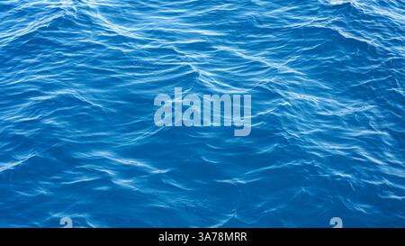 Raues tiefes Türkis und blaues Rotes Meer mit blauem Texturhintergrund Stockfoto