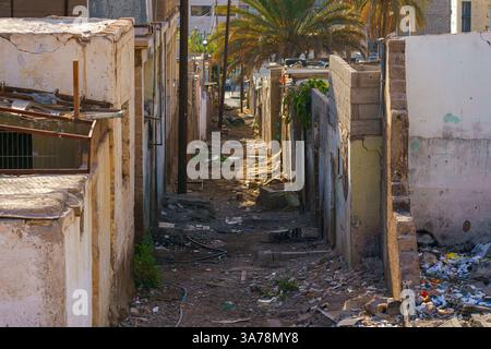 Aqaba, Jordanien, ein Panoramablick auf die verlassene Slumstraße, tagsüber Stockfoto