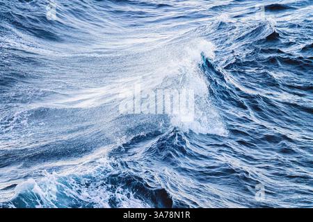 Hintergrund der stürmischen Meereswellen Nahaufnahme Stockfoto