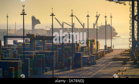 Ain Sokhna, Ägypten - 18. März 2023, Panoramablick über den Hafen mit Containern, Kränen und Schiffen, Ain Sokhna, Ägypten Stockfoto