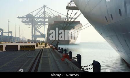 Ain Sokhna, Ägypten - 18. März 2023, Panoramablick auf den Hafen mit MSC-Schiffen, bei Sonnenaufgang, Ain Sokhna, Ägypten Stockfoto