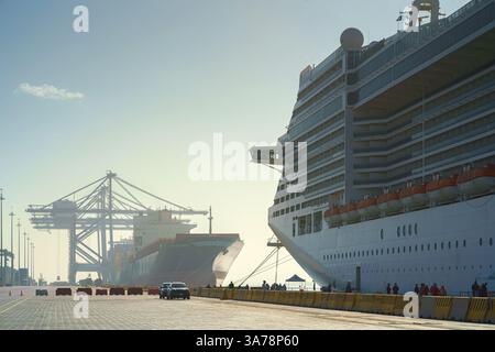 Ain Sokhna, Ägypten - 18. März 2023, Panoramablick auf den Hafen mit MSC-Schiffen, bei Sonnenaufgang, Ain Sokhna, Ägypten Stockfoto