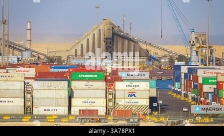 Ain Sokhna, Ägypten - 18. März 2023, Panoramablick über den Hafen mit Containern, Kränen und Schiffen, Ain Sokhna, Ägypten Stockfoto