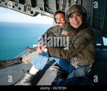 Kristi Noem, Sekretärin des Ministeriums für Homeland Security (DHS), erhält ein Lufteinführungsgespräch über die Miami-Operationen der US-Küstenwache auf einem HC-144 Ocean Sentry, USCG Air Station Miami, Florida, 21. März 2025. (DHS-Foto von Tia Dufour) Stockfoto