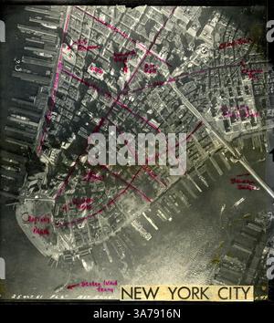 Eine topographische Luftaufnahme von Lower Manhattan, New York City, aufgenommen vom U.S. Geological Survey am 25. Oktober 1951 aus einer Höhe von 5.000 Metern. Prominente Sehenswürdigkeiten wie Battery Park, Staten Island Ferry Terminal, Brooklyn Bridge, City Hall, Woolworth Building und Custom House sind ebenso zu sehen wie handgezeichnete Straßennamen und Nachbarschaftsschilder wie Chinatown und Park Row. Das Bild bietet eine historische Momentaufnahme der Infrastruktur und des dichten Stadtbildes in der Nachkriegszeit. Stockfoto