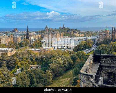 Panoramablick auf das Zentrum von Edinburgh Castle, Blick auf das Scott Monument und Calton Hill. Stockfoto