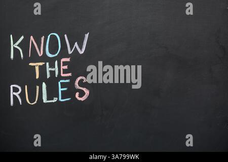Text KENNE DIE REGELN auf der Tafel Stockfoto