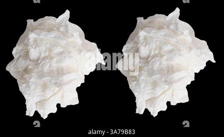 Der Satz der geschraubten oder zerknitterten weißen Papierkugel von oben ist auf schwarzem Hintergrund mit Beschneidungspfad isoliert. Stockfoto