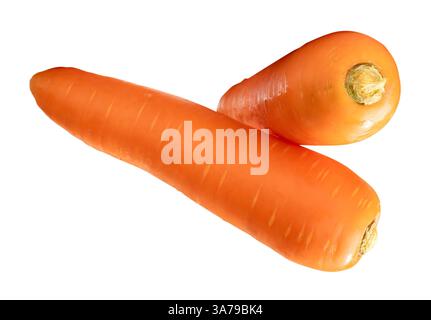 Die Draufsicht von zwei frischen orangen Karottenwurzeln in Kreuzform ist auf weißem Hintergrund mit Beschneidungspfad isoliert. Stockfoto