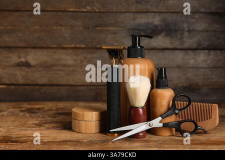 Rasierzubehör mit modernem Trimmer auf Holzhintergrund Stockfoto