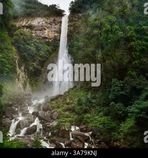 Luftaufnahme eines Wasserfalls in einem nebeligen Regenwald in südostasiatischen Bergen Stockfoto