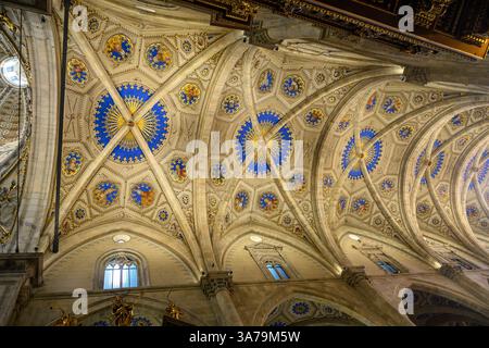 Decke in der Kathedrale von Como (Cattedrale di Santa Maria Assunta Duomo di Como) – Como, Italien – 05. März 2025 Stockfoto