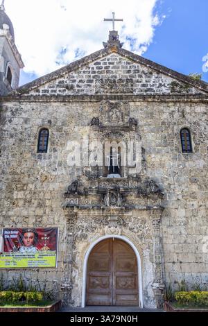 Detail des reich geschnitzten Basreliefs an der Fassade der San Juan de Sahagun Parish Church, auch bekannt als Tigbauan Church, in Iloilo, Philippinen Stockfoto