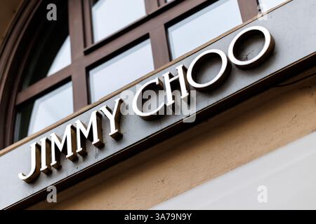 25. März 2025, Bayern, München: Logo und Schriftzug der Marke Jimmy Choo sind am 25. März 2025 an der Fassade eines Firmenladens in der Maximilianstraße, einer exklusiven Einkaufsstraße in München (Bayern), zu sehen. Viele internationale Einzelhändler haben eine Niederlassung in der Maximilianstraße in München. Foto: Matthias Balk/dpa Stockfoto
