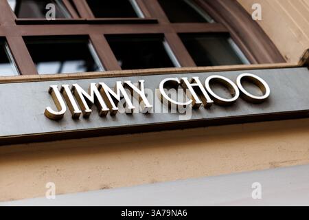 25. März 2025, Bayern, München: Logo und Schriftzug der Marke Jimmy Choo sind am 25. März 2025 an der Fassade eines Firmenladens in der Maximilianstraße, einer exklusiven Einkaufsstraße in München (Bayern), zu sehen. Viele internationale Einzelhändler haben eine Niederlassung in der Maximilianstraße in München. Foto: Matthias Balk/dpa Stockfoto