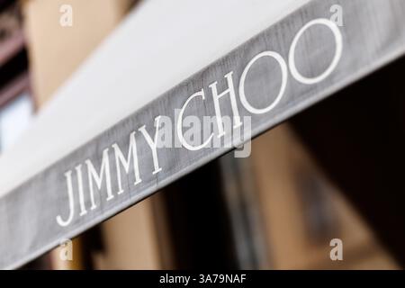 25. März 2025, Bayern, München: Logo und Schriftzug der Marke Jimmy Choo sind am 25. März 2025 an der Fassade eines Firmenladens in der Maximilianstraße, einer exklusiven Einkaufsstraße in München (Bayern), zu sehen. Viele internationale Einzelhändler haben eine Niederlassung in der Maximilianstraße in München. Foto: Matthias Balk/dpa Stockfoto