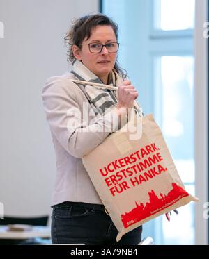 Potsdam, Deutschland. März 2025. Hanka Mittelstädt (SPD), brandenburgische Ministerin für Landwirtschaft, Ernährung, Umwelt und Verbraucherschutz, kommt mit einer Tasche mit den Worten "Uckerstark. Erste Abstimmung für Hanka' Credit: Soeren Stache/dpa/Alamy Live News Stockfoto
