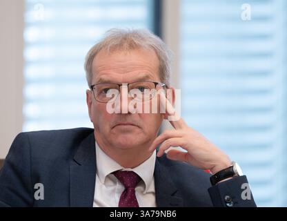 Potsdam, Deutschland. März 2025. Hendrik Fischer, Staatssekretär im brandenburgischen Ministerium für Bildung, Jugend und Sport, spricht während der Sitzung des brandenburgischen Landtags in der Fragestunde. Quelle: Soeren Stache/dpa/Alamy Live News Stockfoto