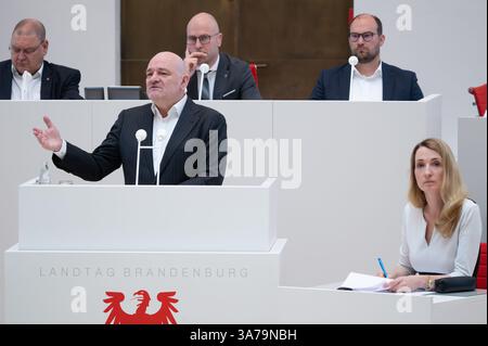 Potsdam, Deutschland. März 2025. Robert Crumbach (BSW), brandenburgischer Finanz- und Europaminister, wartet während der Fragestunde im brandenburgischen landtag auf eine Anfrage. Quelle: Soeren Stache/dpa/Alamy Live News Stockfoto