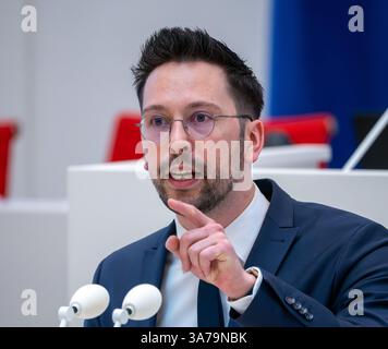 Potsdam, Deutschland. März 2025. Dennis Hohloch, Parlamentarischer Sekretär der brandenburgischen AfD-Fraktion, spricht während der Frage- und Antwortsitzung des brandenburgischen landtags. Quelle: Soeren Stache/dpa/Alamy Live News Stockfoto