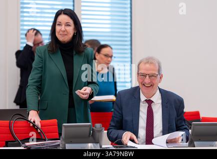 Potsdam, Deutschland. März 2025. Die brandenburgische Bundesministerin für Gesundheit und Soziales Britta Müller (nicht-Partei) und Hendrik Fischer, Staatssekretärin im brandenburgischen Ministerium für Bildung, Jugend und Sport, wurden vor Beginn der brandenburgischen landtagung im Bild dargestellt. Quelle: Soeren Stache/dpa/Alamy Live News Stockfoto