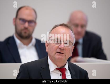 Potsdam, Deutschland. März 2025. Detlef Tabbert (M, BSW), brandenburgischer Minister für Infrastruktur und Raumordnung, spricht während der Fragestunde im brandenburgischen landtag. Quelle: Soeren Stache/dpa/Alamy Live News Stockfoto