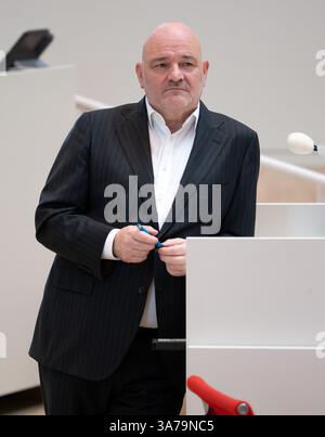 Potsdam, Deutschland. März 2025. Robert Crumbach (BSW), brandenburgischer Finanz- und Europaminister, wartet während der Fragestunde im brandenburgischen landtag auf eine Anfrage. Quelle: Soeren Stache/dpa/Alamy Live News Stockfoto