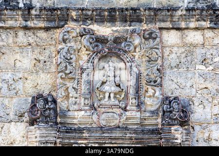 Detail des reich geschnitzten Basreliefs an der Fassade der San Juan de Sahagun Parish Church, auch bekannt als Tigbauan Church, in Iloilo, Philippinen Stockfoto