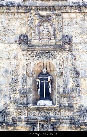 Detail des reich geschnitzten Basreliefs an der Fassade der San Juan de Sahagun Parish Church, auch bekannt als Tigbauan Church, in Iloilo, Philippinen Stockfoto