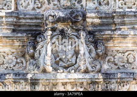 Detail des reich geschnitzten Basreliefs an der Fassade der San Juan de Sahagun Parish Church, auch bekannt als Tigbauan Church, in Iloilo, Philippinen Stockfoto