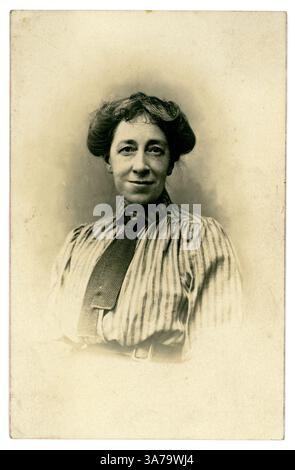 Ursprüngliche Postkarte der frühen 1900er Jahre mit einer Art aussehenden Edwardianerin mittleren Alters, um 1908, Großbritannien Stockfoto