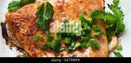 Gegrillter Lachs mit Zitrone und Kräutern. Gesunde Ernährung. Draufsicht. Stockfoto