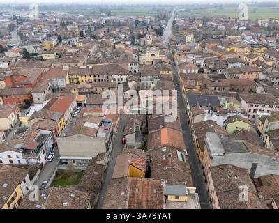 San Secondo, PR, Italien 9. März 2025 Drohne fängt das Stadtbild von San Secondo Parmense in Italien ein und hebt das architektonische Layout und die Farbgebung hervor Stockfoto