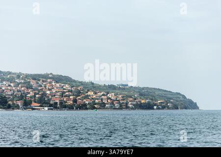 Blick auf die slowenische Küste von Koper aus mit Blick auf die Adria und die nahe gelegenen Küstenstädte Stockfoto