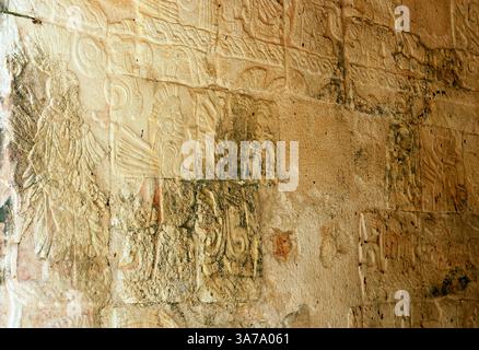 Mexiko. Yucatan. Chichén Itza. Detail des Freischnitts. Plattform der Schädel. Stockfoto