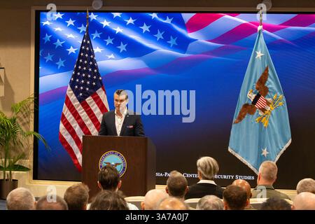 US-Verteidigungsminister Pete Hegseth teilt seine Gedanken über Abschreckung und die Bedeutung von Freunden, Verbündeten und Partnern im Indopazifik heute in einer Rede im Daniel K. Inouye Asia-Pacific Center for Security Studies, einem DoD-Bildungsinstitut in Honolulu, Hawaii. März 2025. Stockfoto