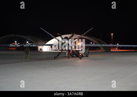 Ein MQ-9 Reaper, der dem 432nd Wing/432nd Air Expeditionary Wing zugeordnet ist, wird von den Luftwaffenflugzeugen der US Air Force, die der 432nd Aircraft Maintenance Squadron auf der Creech Air Force Base, Nevada, am 12. März 2025 zugeteilt sind, zum Laderaum geschleppt. Die 432nd AMXS, die die 489th Attack Squadron unterstützte, spielte eine entscheidende Rolle im Waffensystemevaluierungsprogramm, indem sie dazu beitrug, eine gültige Beschäftigungsquote von 94 % zu erreichen – die höchste für eine MQ-9-Einheit – und Lob für Professionalität und Sicherheit zu verdienen. (Foto der U.S. Air Force von Senior Airman Ariel O'Shea) Stockfoto