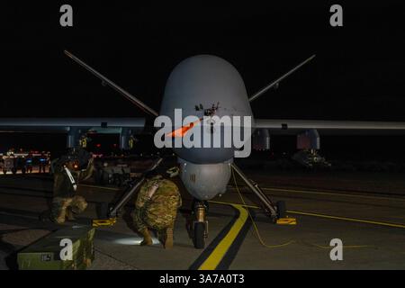 Die der 432nd Aircraft Maintenance Squadron zugeteilten Luftwaffenflugzeuge bereiten am 12. März 2025 einen MQ-9 Reaper im Ladebereich für Kampfmittel auf der Creech Air Force Base, Nevada, vor. Das Flugzeug war am Weapons System Evaluation Program beteiligt, bei dem die 432nd Aircraft Maintenance Squadron und die 489th Attack Squadron ihre Fähigkeit demonstrierten, komplexe Missionen durchzuführen und Waffen auf eine Reihe von Zielen abzuwerfen. (Foto der U.S. Air Force von Senior Airman Ariel O'Shea) Stockfoto
