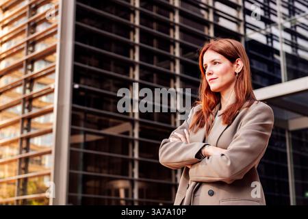 Frau mit gekreuzten Armen im Empfangsgebäude Stockfoto