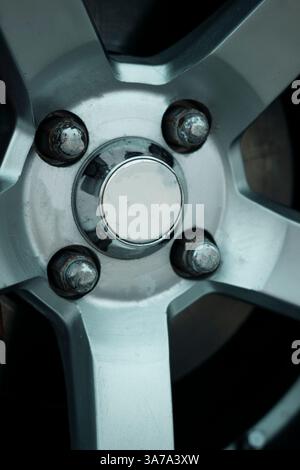 Eine Nahaufnahme einer schlanken Aluminiumfelge, die ihr kompliziertes Design und ihre hochwertige Oberfläche zeigt. Perfekt für Luxusfahrzeuge und Werbung im Automobilbereich Stockfoto