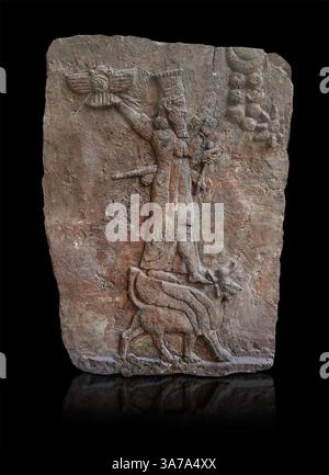 Antike neo-assyrische Gipsreliefplatte, die den assyrischen Gott Ashur darstellt. Ashur, 7. Jh. v. Chr. Pergamonmuseum Berlin. Stockfoto